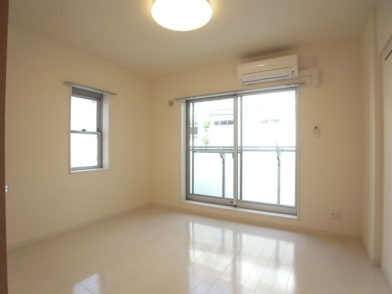 居室・リビング　☆明るい洋室☆