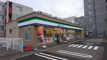 コンビニ　ファミリーマート札幌平岸4条店（コンビニ）まで18m