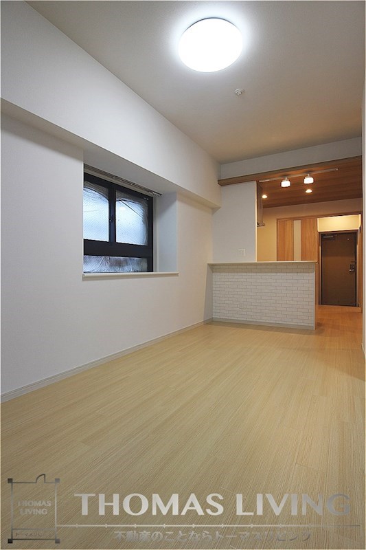 居室・リビング　カウンターキッチンが付いている広々としたリビングになります。