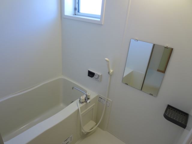 バス・シャワールーム　窓、追炊き機能つきです