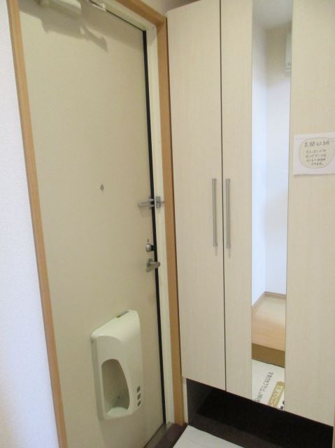 玄関　鏡付きのシューズボックスあります