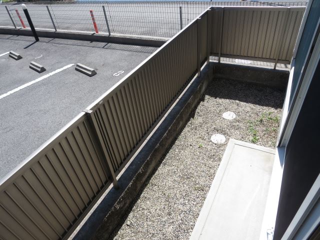 バルコニー　一階は広めのベランダです