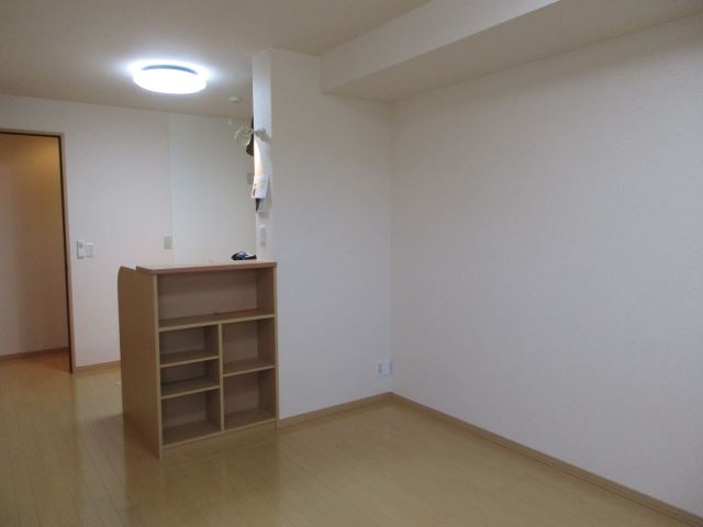 居室・リビング　カウンター裏は便利な収納ボックスです