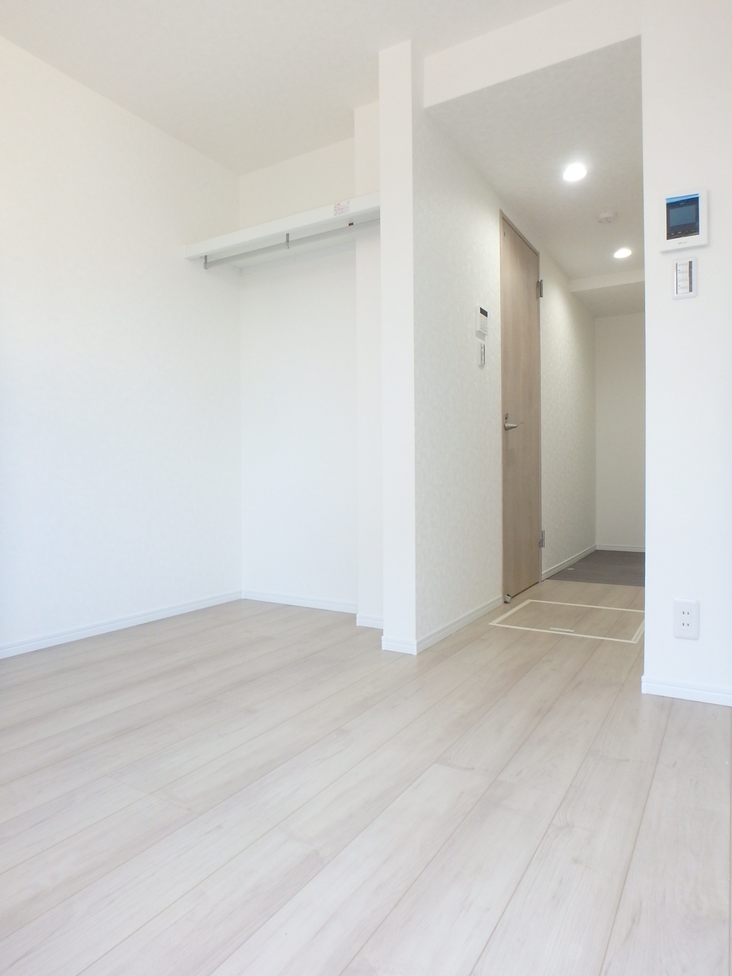 居室・リビング　白基調の明るい洋室！