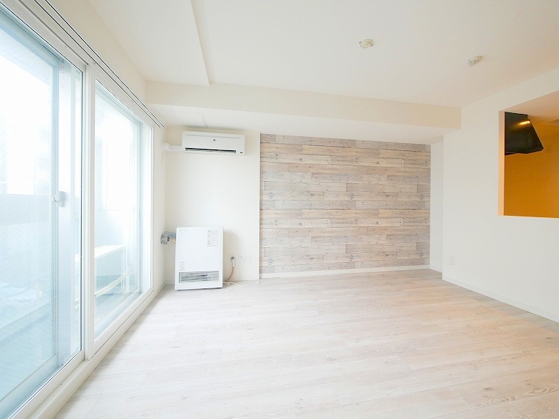 居室・リビング　アクセントクロスがおしゃれなお部屋です♪