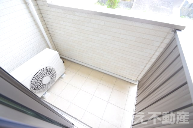 バルコニー　暖かな日差しのふりそそぐバルコニー