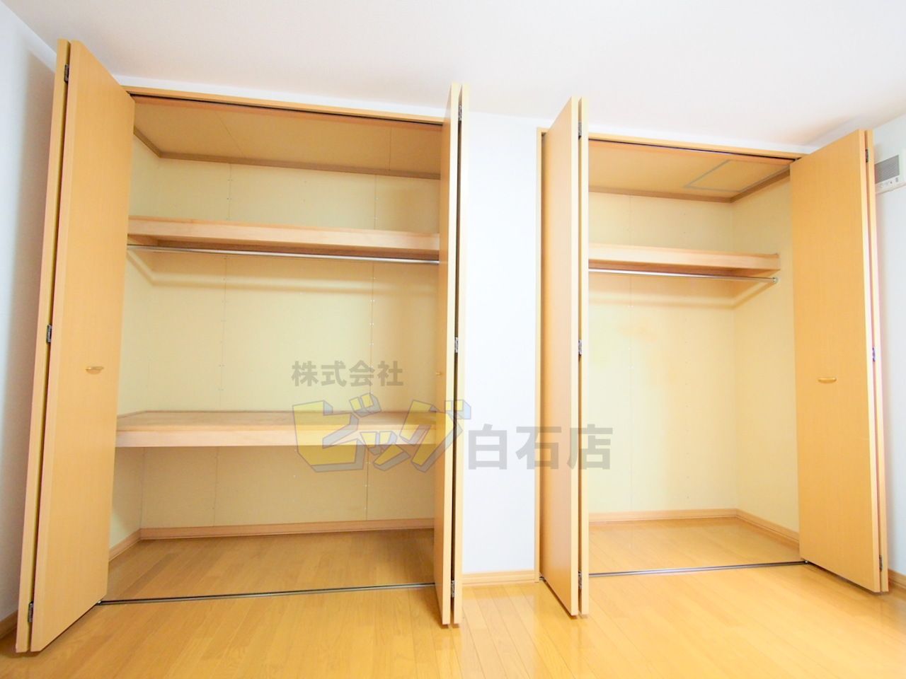 収納　壁一面の広々クローゼット完備しています♪