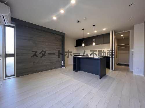 キッチン　こちらの居間で趣味の時間をお楽しみください