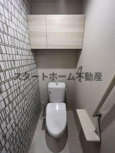 トイレ　落ち着いた色調のトイレです