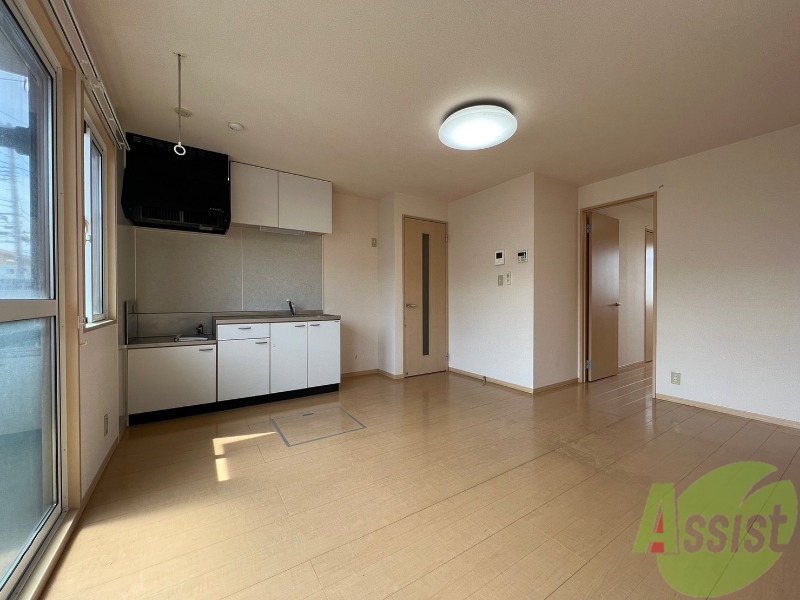 居室・リビング　別角度から撮ったリビングです。日差しが入って気持ちいいですね