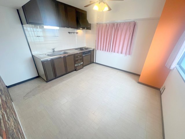 居室・リビング　贅沢な広さのリビングはゆったりくつろげる空間です。