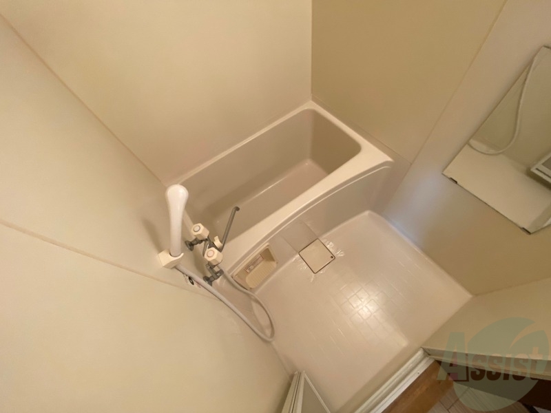 バス・シャワールーム　バスルームは狭すぎず、シャワーも浴びやすそうです。