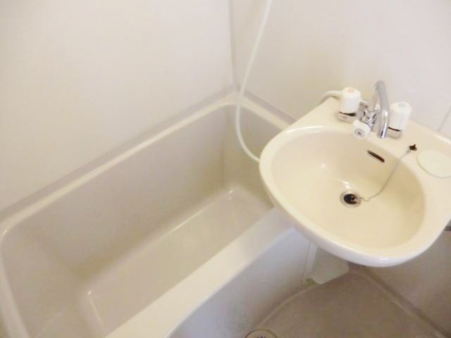 バス・シャワールーム　3点ユニットバス　清潔感のあるバスルーム