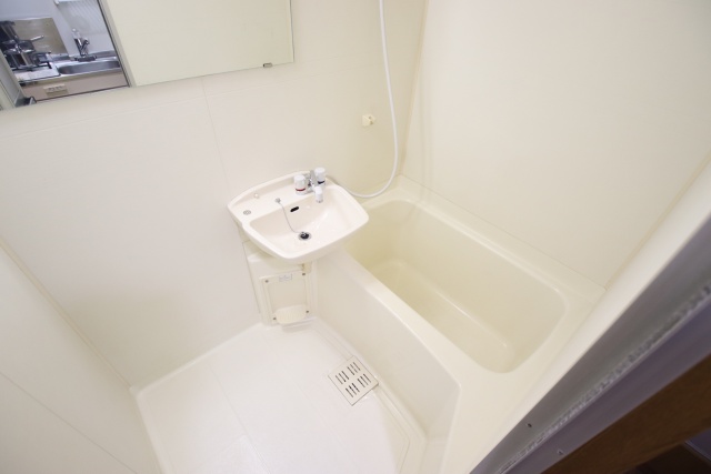 バス・シャワールーム　※別部屋の参考写真のため、現状優先です。