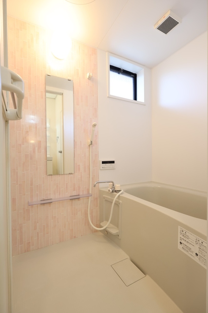 バス・シャワールーム　浴室小窓付き