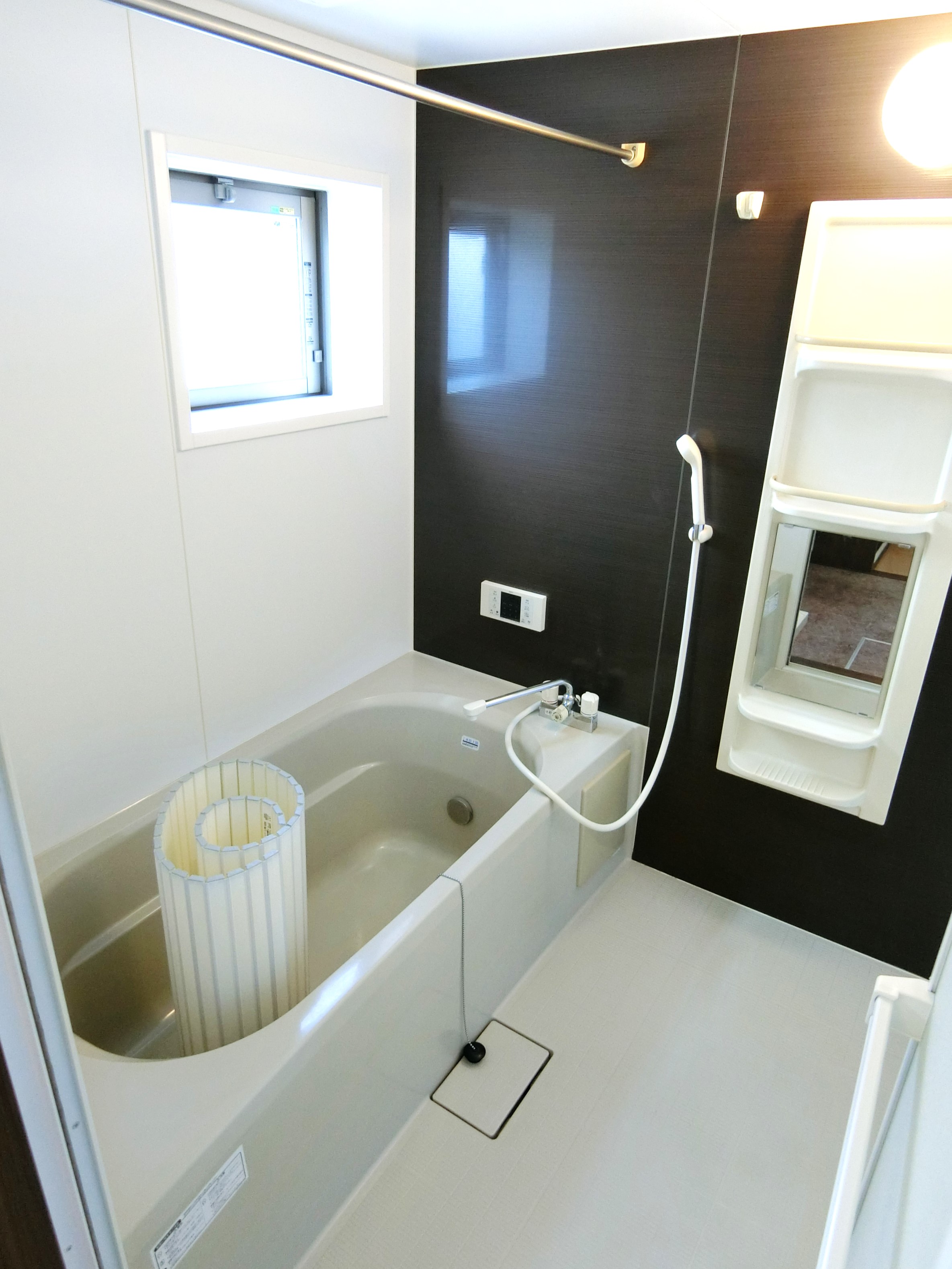 バス・シャワールーム　※写真は反転タイプのお部屋です。