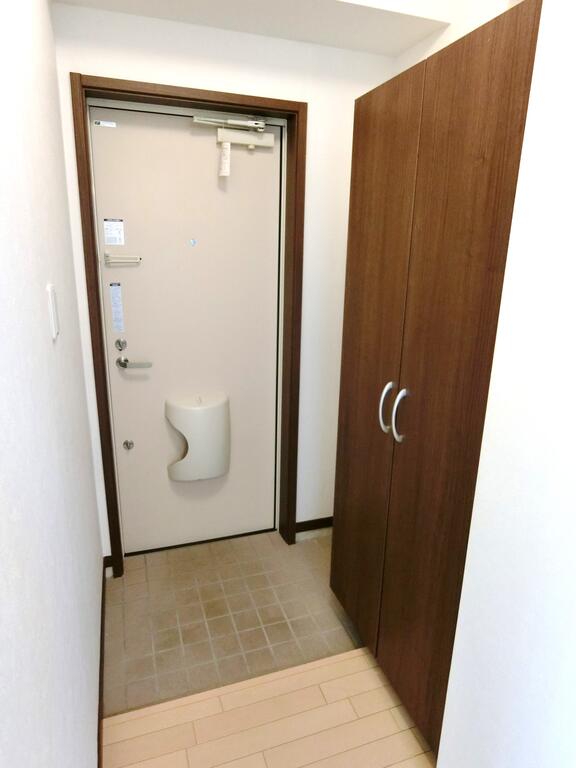玄関　※写真は反転タイプのお部屋です。
