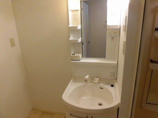 洗面設備　シャンプードレッサーの独立洗面台があります。