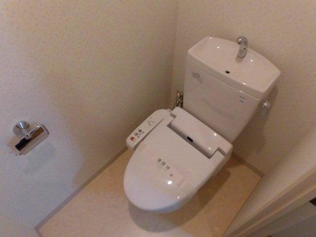 トイレ　温水洗浄便座付きトイレです。