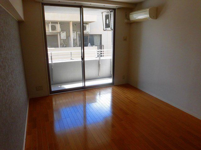 その他部屋・スペース　大きな窓で明るい洋室です。