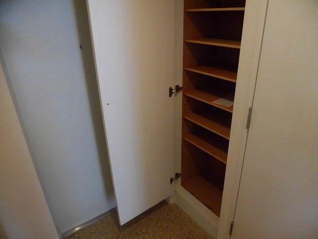 玄関　玄関にシューズボックスがあります。