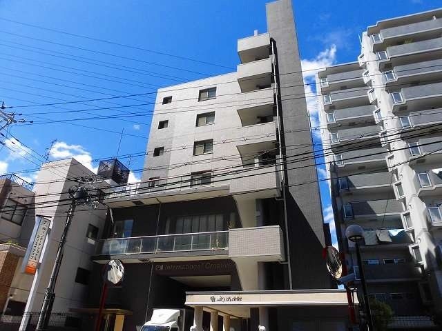 建物外観　鉄筋コンクリート造の６階建ての重厚な建物です。