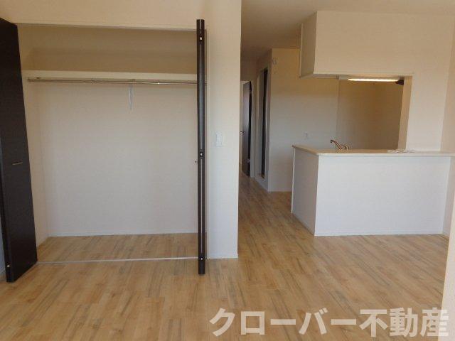 居室・リビング　リビングとクローゼット