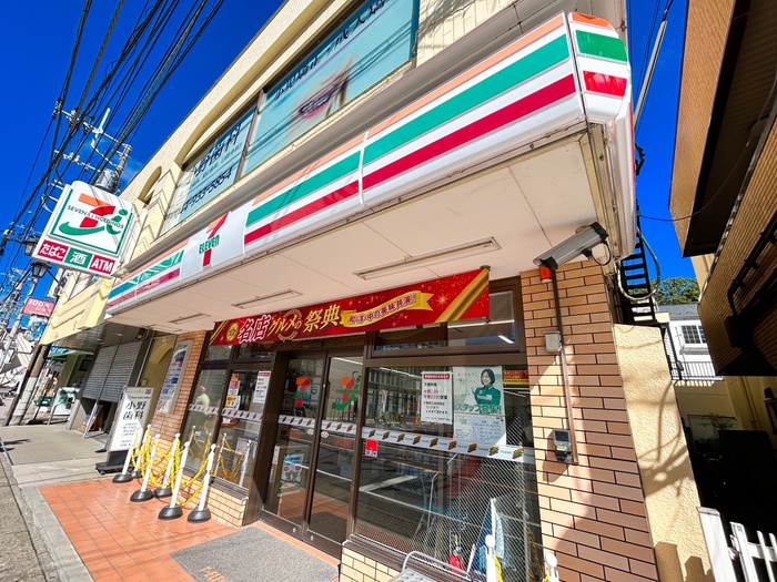 コンビニ　セブンイレブン（コンビニ）まで550m