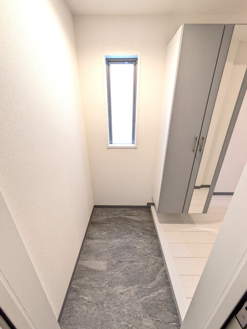 玄関　窓のあるの玄関です