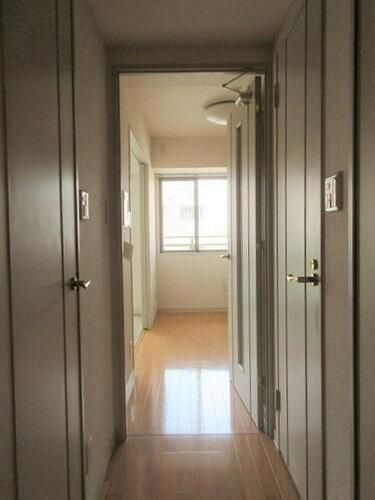 玄関　写真は同タイプ住居です。