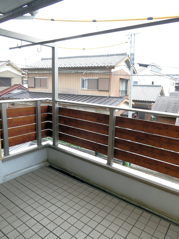 バルコニー　南面２階バルコニーは奥行きがあって洗濯物もたっぷり干せます♪
