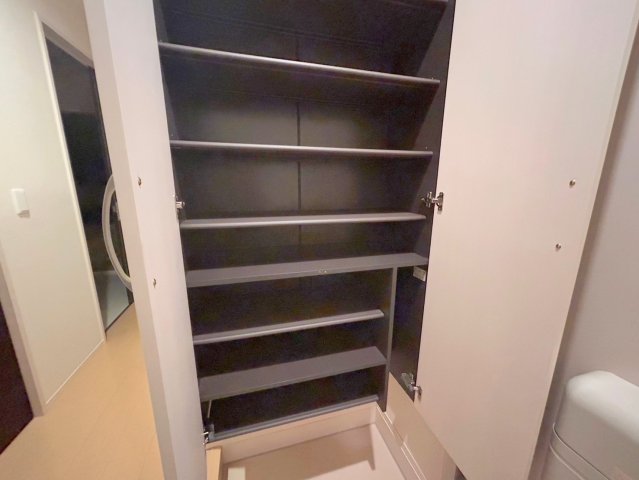 収納　大きいシューズボックスは靴がいっぱい入れれますね。