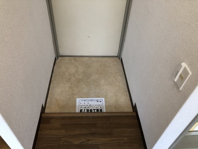 玄関　同物件・別部屋画像【左右反転】