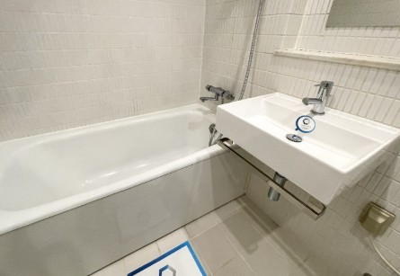 バス・シャワールーム　写真は同タイプ住戸です。