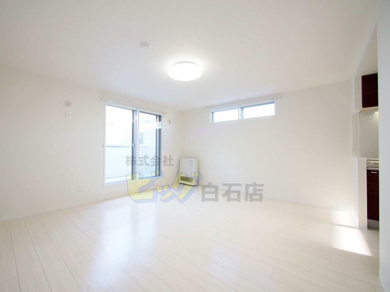 居室・リビング　白を基調とした明るいお部屋です♪
