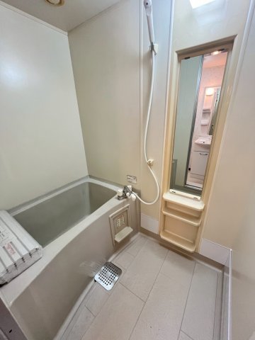 バス・シャワールーム　同物件、別号室の写真です。