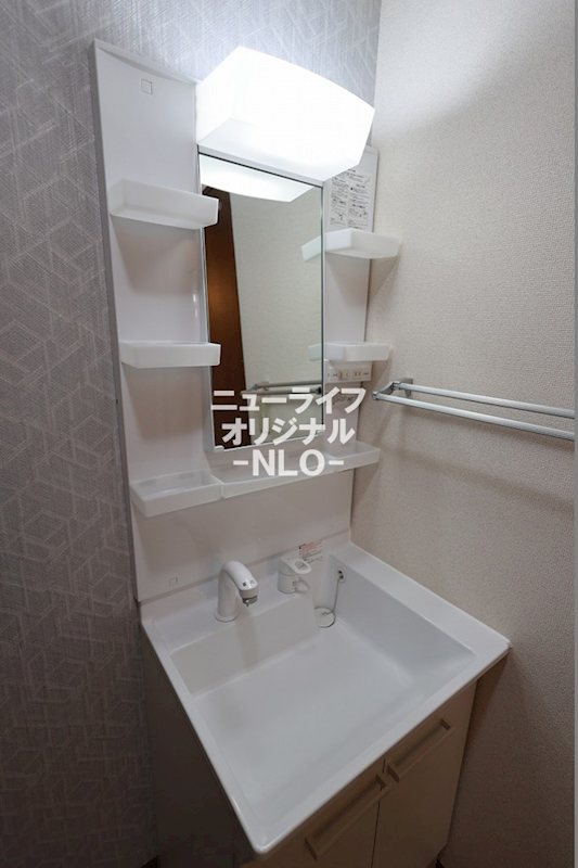 洗面設備　忙しい朝の身支度にも便利なシャワー付き独立洗面台☆