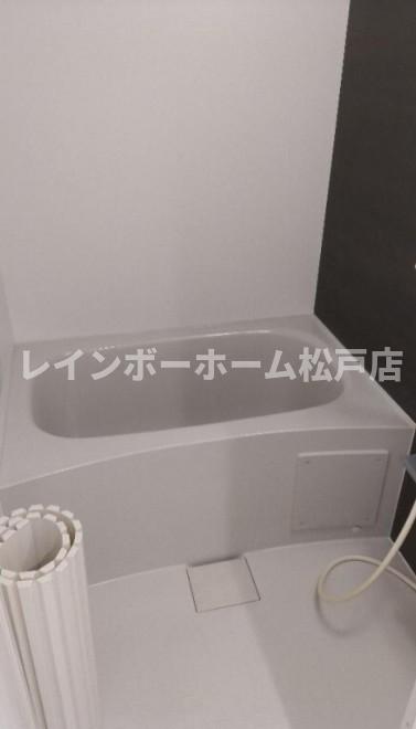 バス・シャワールーム　コンパクトで使いやすいお風呂です