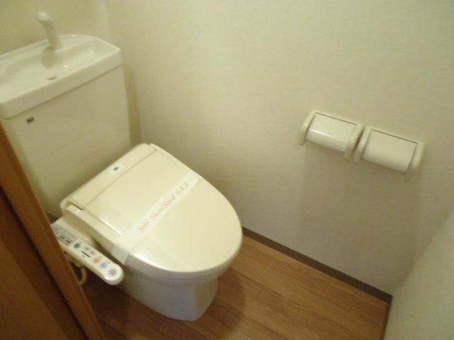 トイレ　温水洗浄暖房便座です。