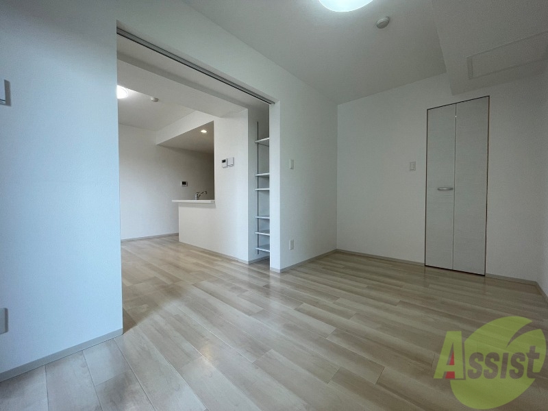 その他部屋・スペース　寝室はこちらです。光が差し込む、温かみのあるお部屋です。