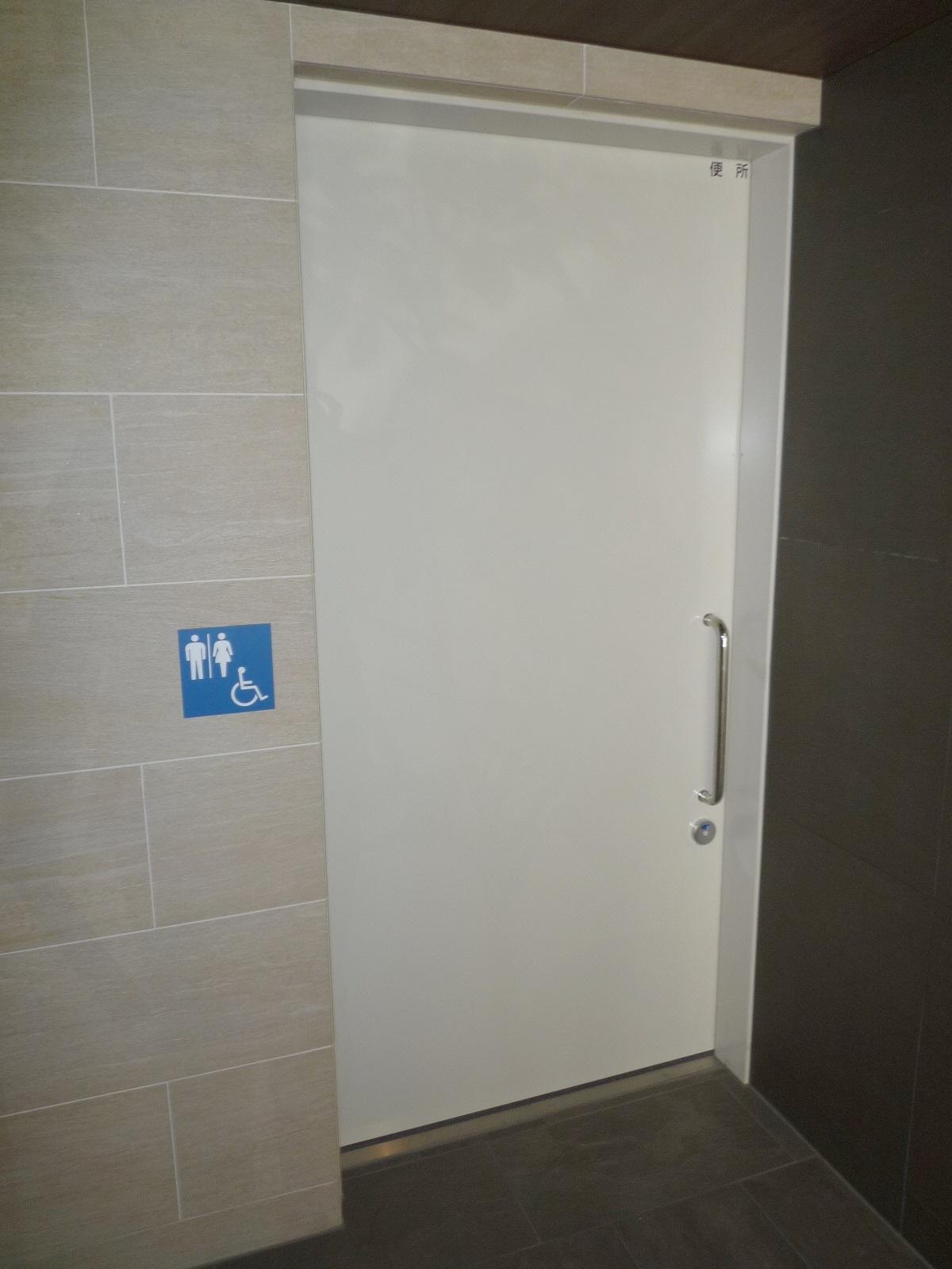 建物外観　1階エントランス共用トイレ