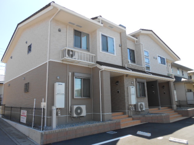建物外観　建物玄関側（北面）を北東方向より撮影