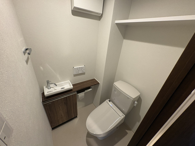 トイレ　同タイプの別室の写真となります