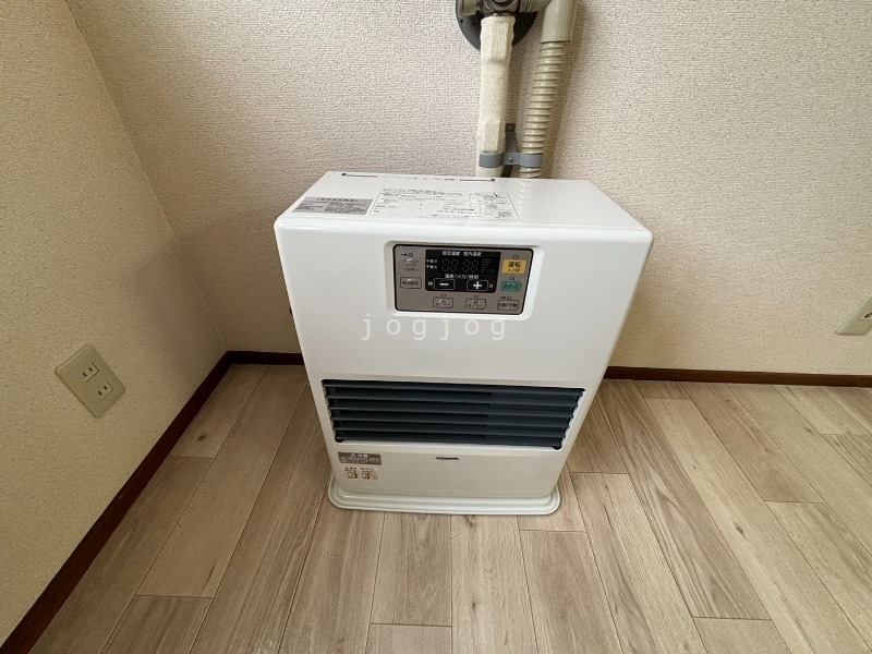 その他設備　冬はあったか石油ストーブです。