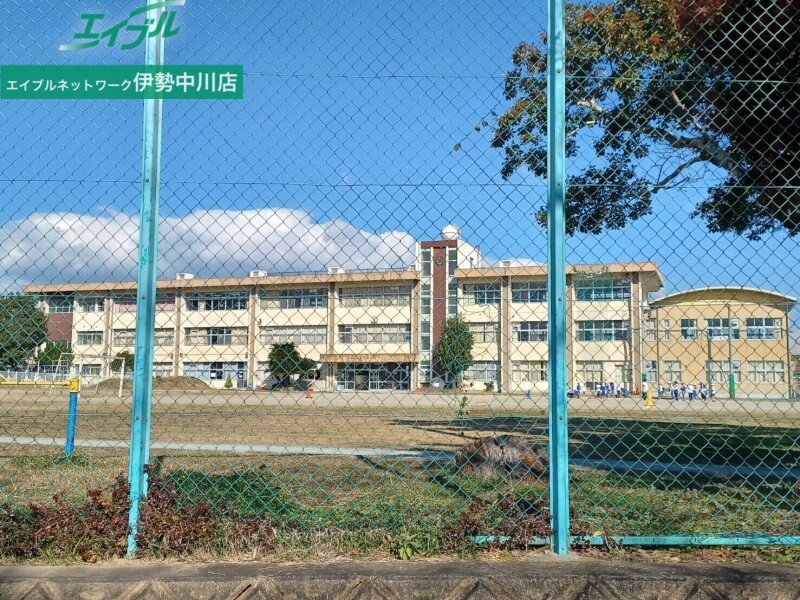 小学校　松阪市立中川小学校（小学校）まで100m