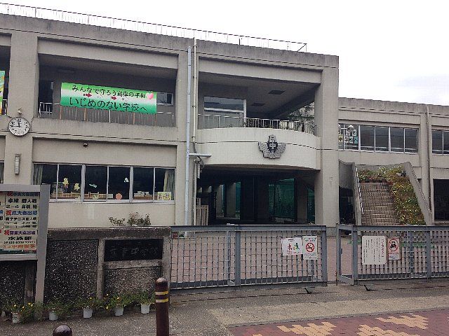 中学校　川崎市立高津中学校（中学校）まで563m
