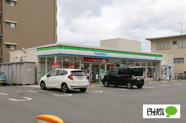コンビニ　ファミリーマート松江黒田町店（コンビニ）まで746m