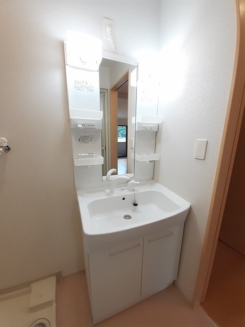 洗面設備　シャワー付き洗面台で朝の準備も楽々★