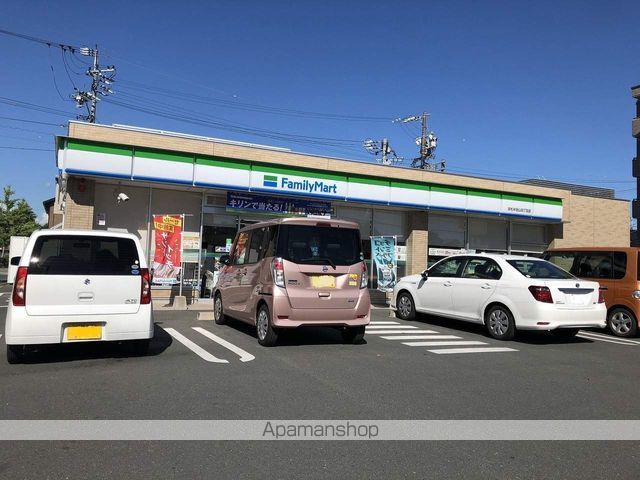 コンビニ　ファミリーマート（コンビニ）まで187m