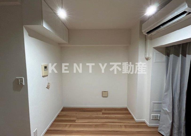 その他部屋・スペース　落ち着いた色調の寝室です